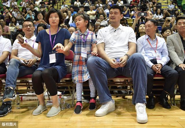 姚明女儿没有170？看站他身边168的范冰冰和172的撒贝宁就知道了