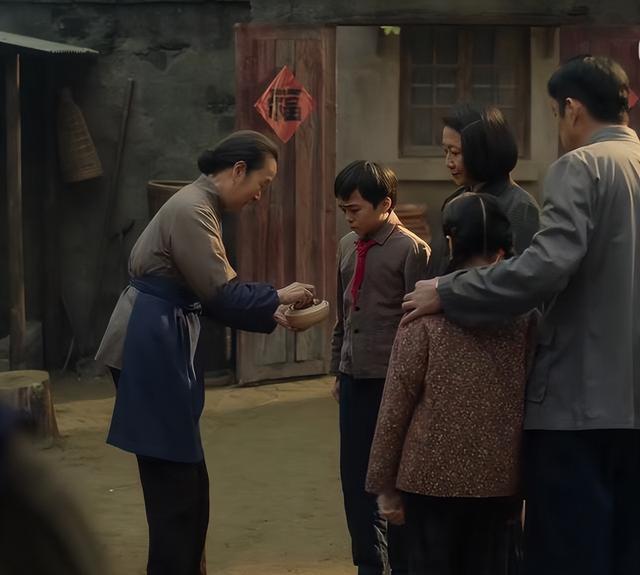 《六姊妹》原著解读：老汤总给何家使绊子，真是因为父辈的恩怨吗