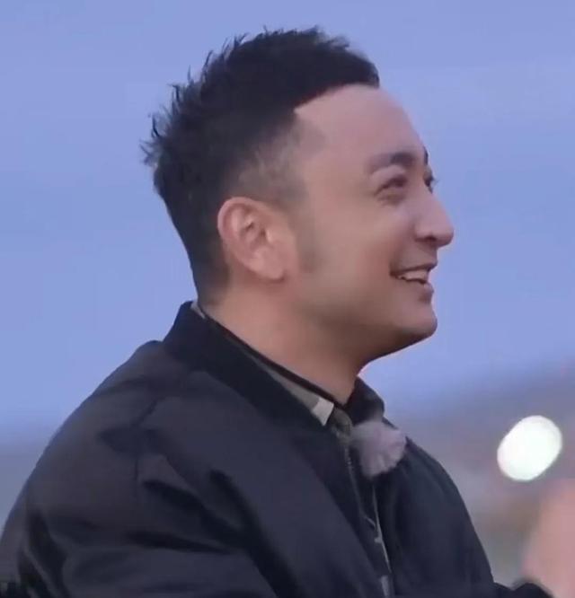 知名主持人王冠官宣喜讯，晒与老公牵手照，与唐嫣尼格买提是好友