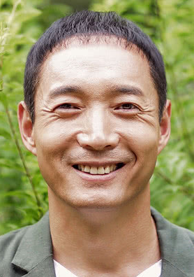 他是曾黎前男友,被韩国美女倒追,从机修工到影帝的他有何魅力?