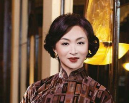 52岁金星重回男儿本色，全身男装素颜走街，网友感慨：太飒了