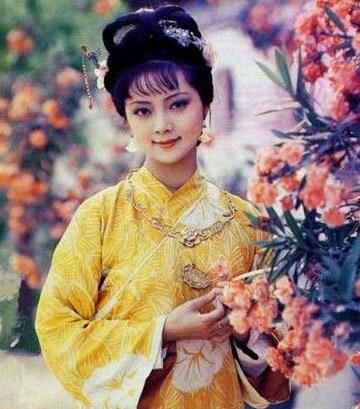 54岁“薛宝钗”近照曝光，皮肤水嫩看不出皱纹，年过半百至今未婚