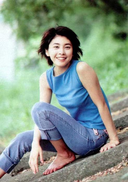 她拥有最治愈笑容却治愈不了自己,日著名女星被发现在衣帽间自缢