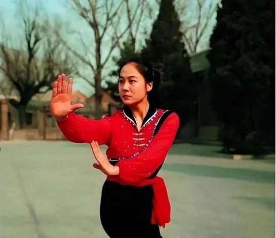 内地红极一时的女打星现状，“小媳妇”远走国外，丁岚低调离婚