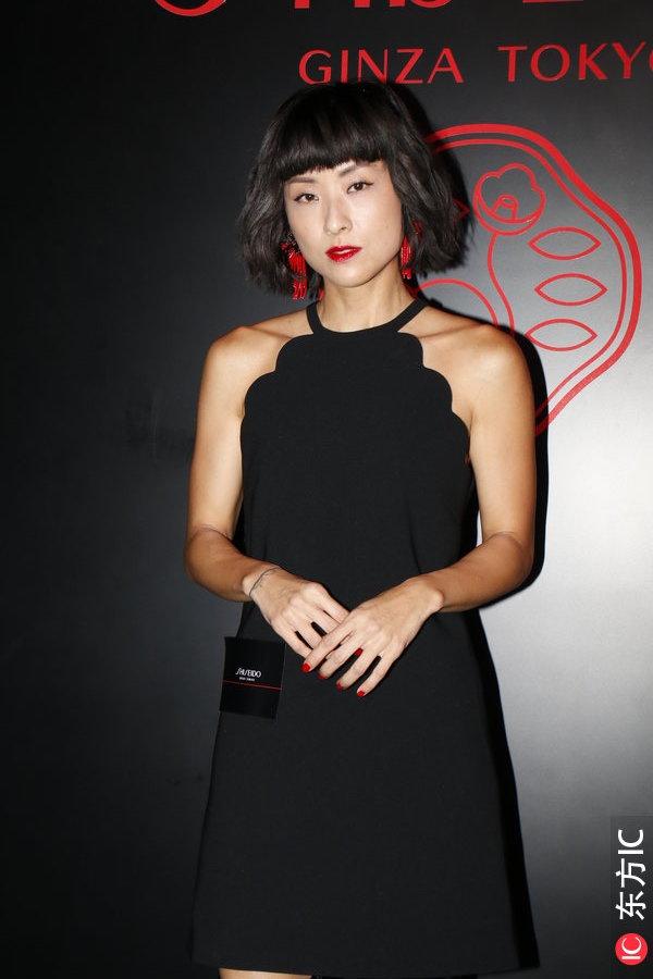 陈奕迅44岁娇妻徐濠萦现身，短裙搭过膝大长靴，这一身有点看不懂