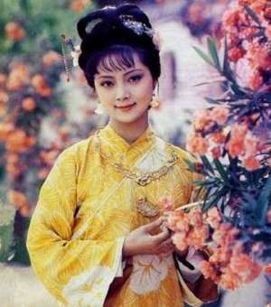 张莉薛宝钗(54岁“薛宝钗”近照曝光，皮肤水嫩看不出皱纹，年过半百至今未婚)