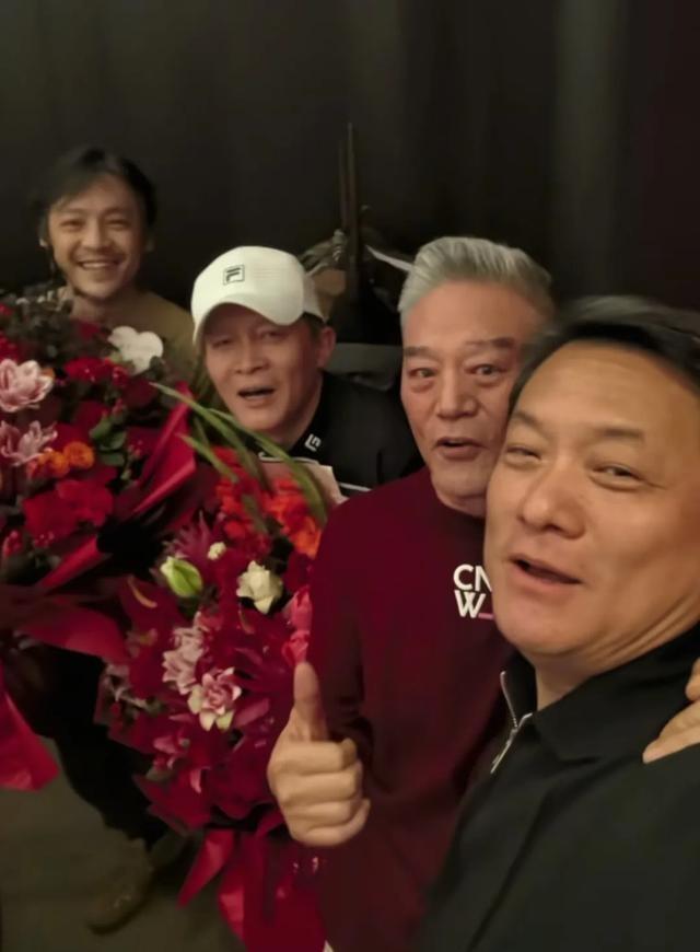 巍子庆祝70大寿，郭靖宇和杨志刚兄弟现身，巍子儿子低调亮相！