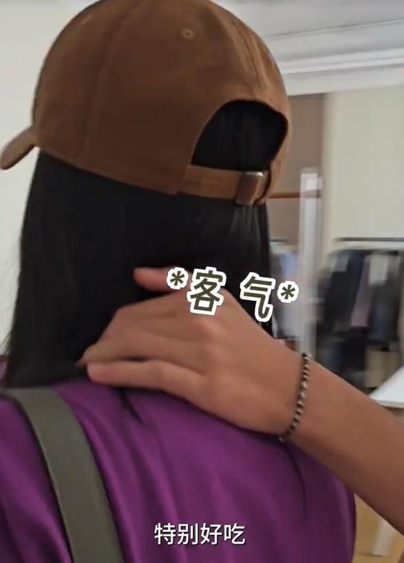 潘粤明儿子15岁大变样！身高直逼180，胡须茂盛惊呆网友