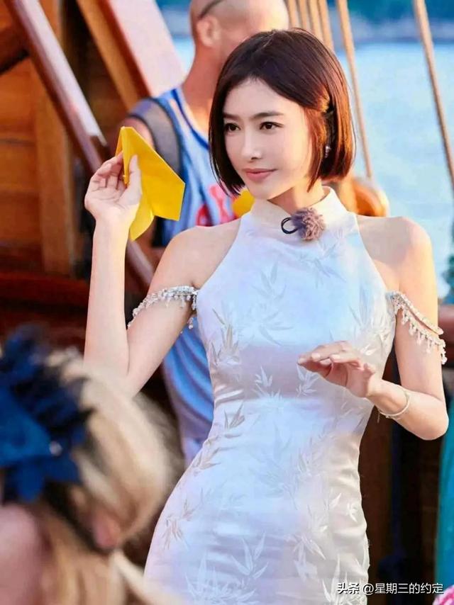 45岁秦岚后台打麻将被偷拍，穿抹胸裙大秀身材，傲人上围不减当年