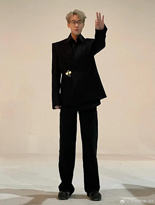 24岁东北普通小伙竟开兰博基尼urus？看完你就明白了