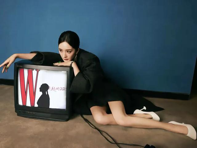 杨幂 黑色的诱惑 大秀事业线！肤白貌美魔鬼身材性感火辣 让我心动