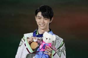 羽生结弦照片(高清图来了羽生结弦登台领奖，拥抱师弟合影笑容灿烂)