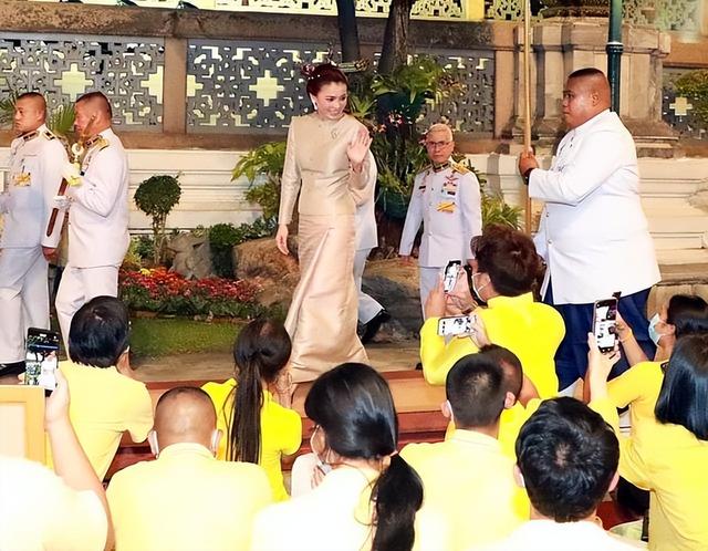 诗妮娜贵妃偷摸生子，有儿有女儿子七岁，生日放一家4口漫画示威