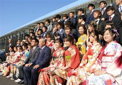 日本令和年代首个成人式！和服少女扎堆自拍(图)