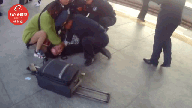 “千万别死！”小伙发病心脏骤停，女孩抢救病人哭成泪人