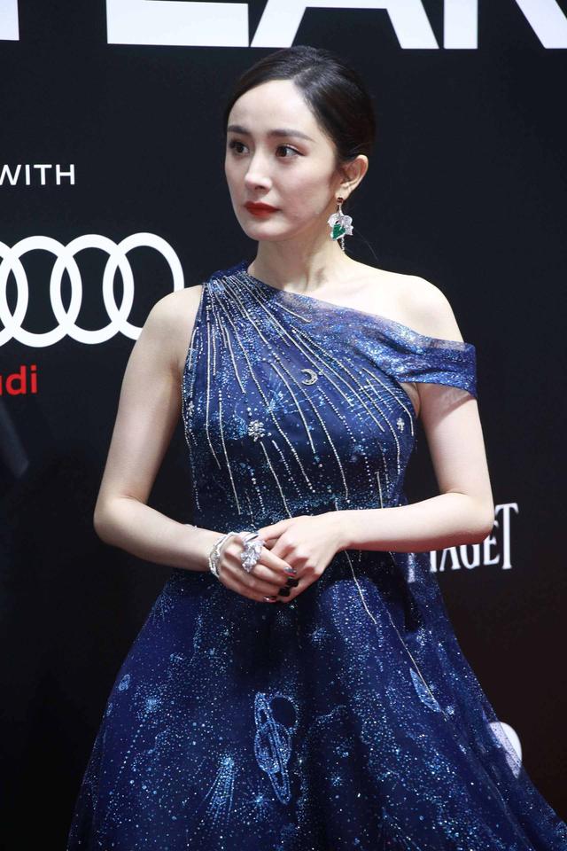 暖白皮穿什么颜色好看？以杨幂为例，解析春季型人的用色规律