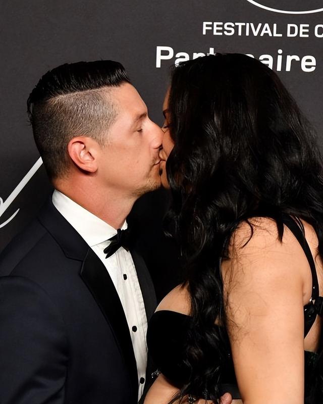 40岁超模利马穿薄纱裙秀肚大如罗，马甲线仍清晰，男友深情亲孕肚