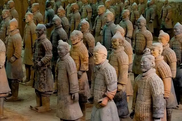 秦始皇兵马俑，是用活人烧制的？这尊裂开的兵马俑，解开了真相
