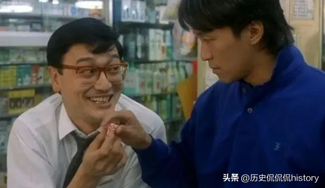 香港“三级片”教父，曹查理经典Pose依旧欠揍，女演员纷纷怀念