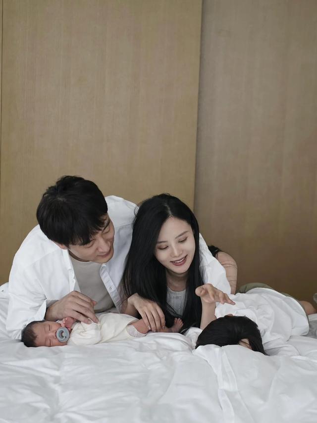 隋雨蒙李光洁享受浪漫二人世界,结婚5周年恩爱甜蜜,俩儿子好帅