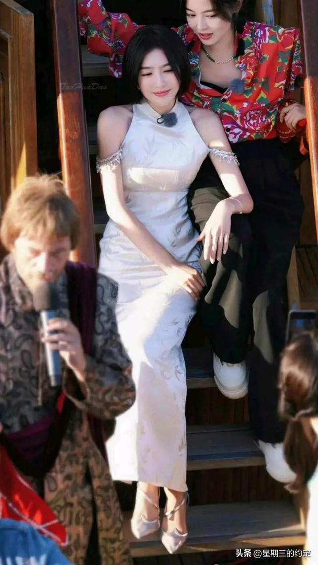 45岁秦岚后台打麻将被偷拍，穿抹胸裙大秀身材，傲人上围不减当年