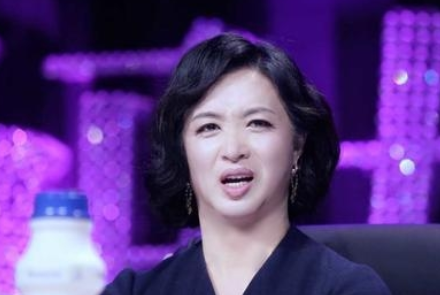 52岁金星重回男儿本色，全身男装素颜走街，网友感慨：太飒了