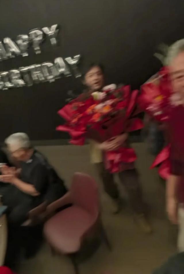 巍子庆祝70大寿，郭靖宇和杨志刚兄弟现身，巍子儿子低调亮相！