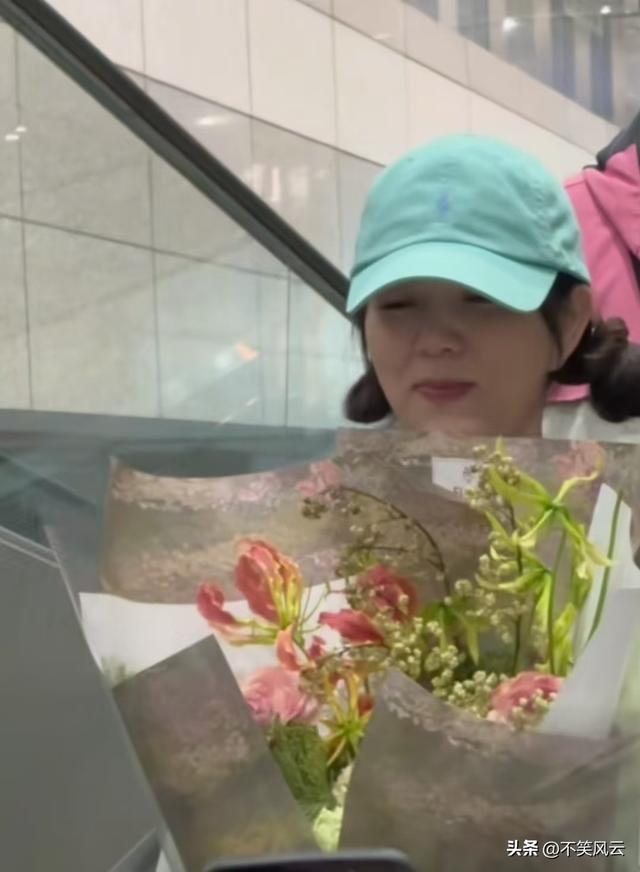 SHE日本旅游被偶遇，田馥甄肚子隆起似怀孕，任家萱发福更显年轻