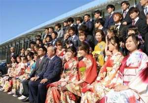 情色自拍(日本令和年代首个成人式和服少女扎堆自拍(图))