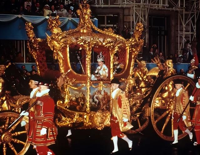 别低头，王冠会掉！18年女王吐槽1.28公斤的帝国王冠：会压断脖子