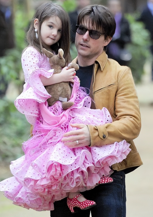 阿汤哥的女儿：18岁身高超过1.7米，长得越来越像母亲很漂亮