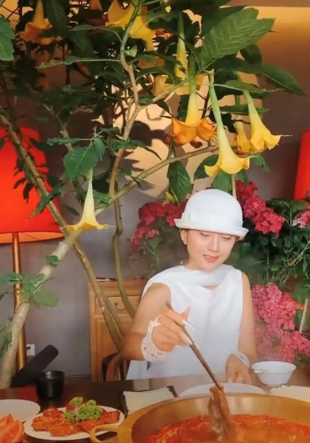 “人间异类”杨丽萍，她是仙子还是疯子？