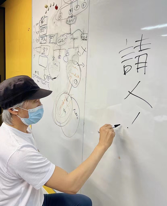 60岁周星驰罕晒近照!与爱犬合影互动不断,隔空嘟嘴献吻显宠溺