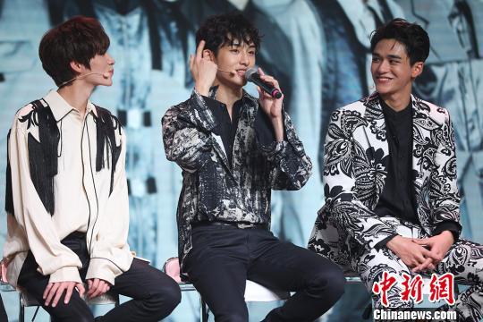 中国男子演唱组合威神V全体成员携《Take Off》帅气亮相南京