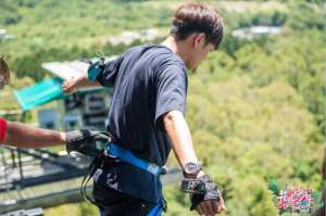 花少3(张若昀为省经费奋不顾身，《花少3》三战蹦极难度空前)