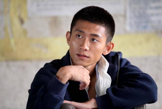 张一山新剧《青谷子》今晚登陆江苏荧屏，这回他不走痞帅路线