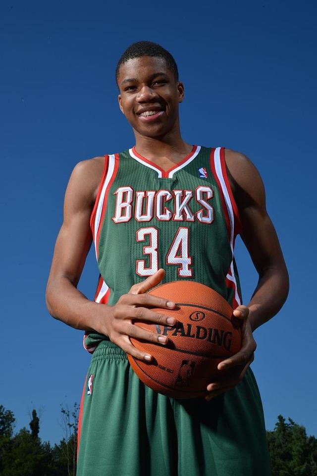 约基奇8年前坐稳首发后队友今何在？6人来过CBA 高圆圆正练习柔术