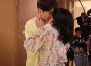 吻戏图片(姚晨与小11岁男星吻戏超甜，男方被曝有80场吻戏，被赞超会亲)