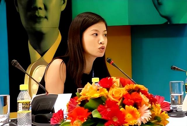 主持人曾子墨：嫁上司4年生2胎，结婚18年，如今活成人生赢家