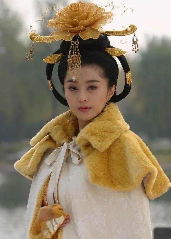 12版杨贵妃，一颦一笑皆风情，谁撑起了唐朝第一美，谁在滥竽充数