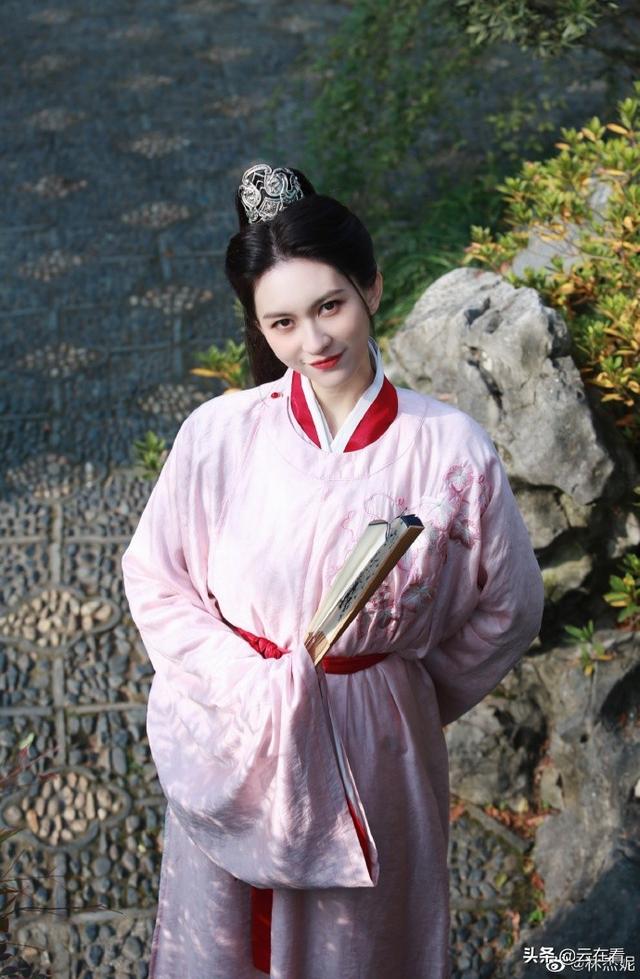 上海戏剧学院美女主持人林杰妮迷人美照欣赏，真好看