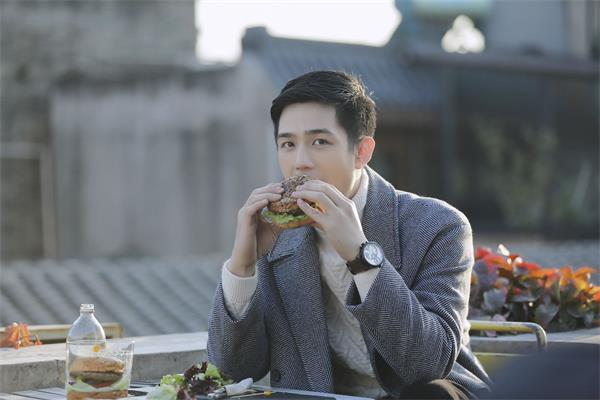 利晴天最新街拍写真释出 眼眸深邃充满绅士味道