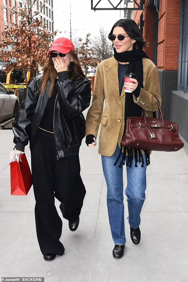 贾斯汀·比伯穿浴袍外出,行为不受控,海莉开心约闺蜜却也有苦衷