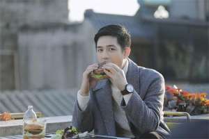 利晴天(利晴天最新街拍写真释出 眼眸深邃充满绅士味道)