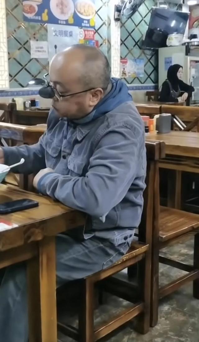 窦唯现状曝光：隐居阿那亚，秃顶头发花白索性剃光头，偶尔会演出