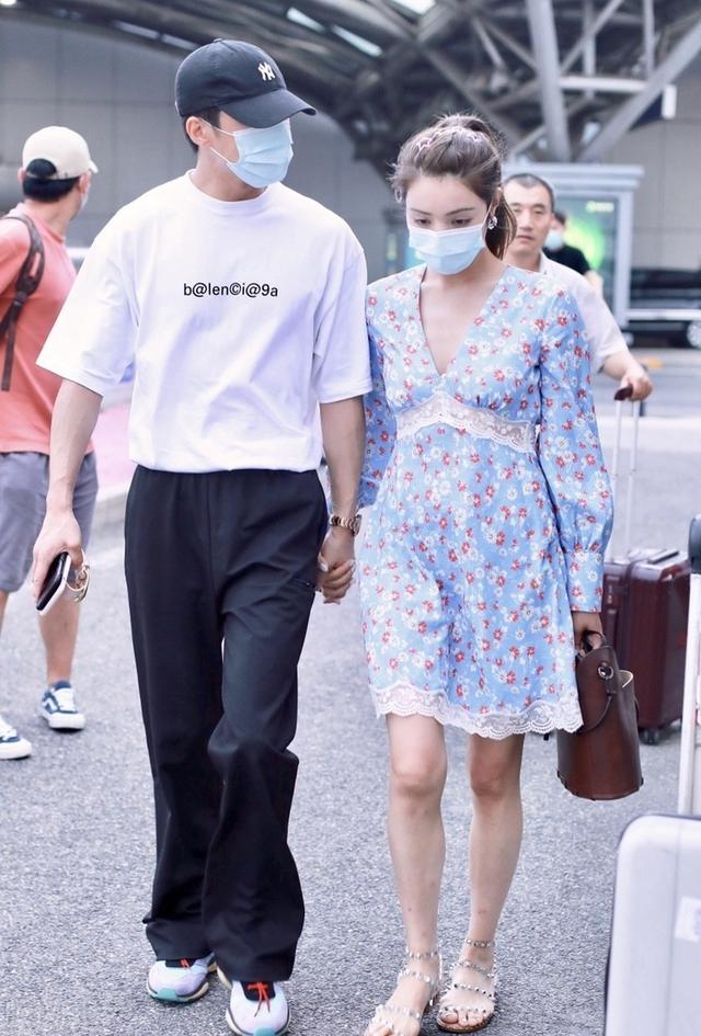 这个后环抱太甜了吧!姜潮和麦迪娜夫妻同框,每次都双手紧扣