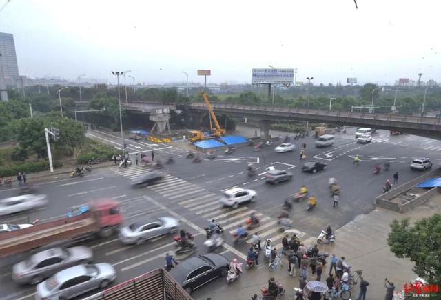 无锡侧翻高架桥地面道路通车！事故原因初查：两车在同一车道超载