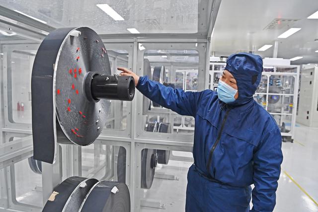 新华全媒+·新春走基层｜动力电池车间主任的一天