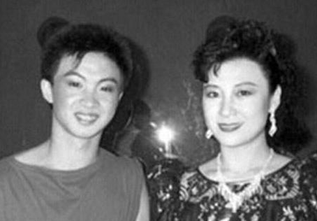 52岁金星重回男儿本色，全身男装素颜走街，网友感慨：太飒了