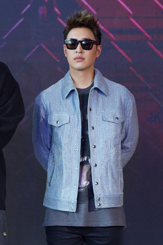 潘玮柏出席节目，穿棒球服阳光少年范十足，42岁毫无“大叔感”